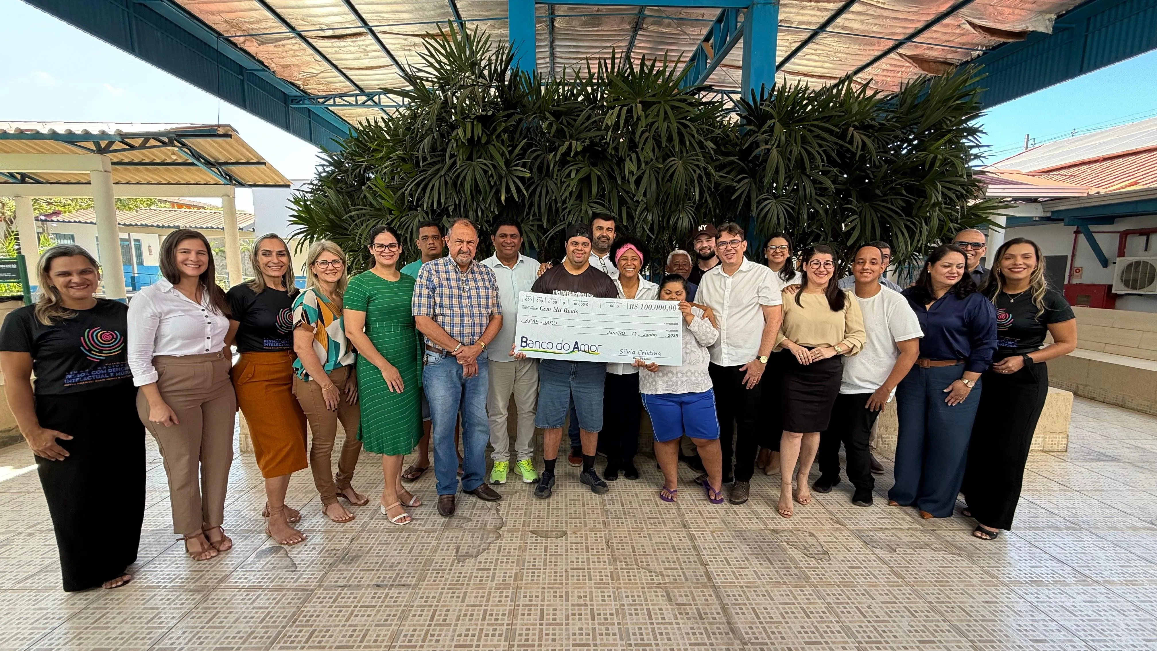 ATOS E AÇÕES EFETIVAS - Deputada Sílvia Cristina participa da entrega de R$ 100 mil à Apae de Jaru


